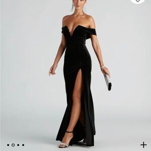 NWT Windsor Elegant Black Off-Shoulder Velvet Evening Dress
